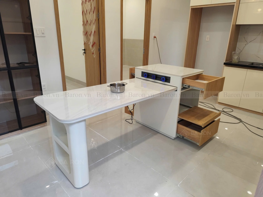 Bàn đảo bếp có bếp từ hiện đại
