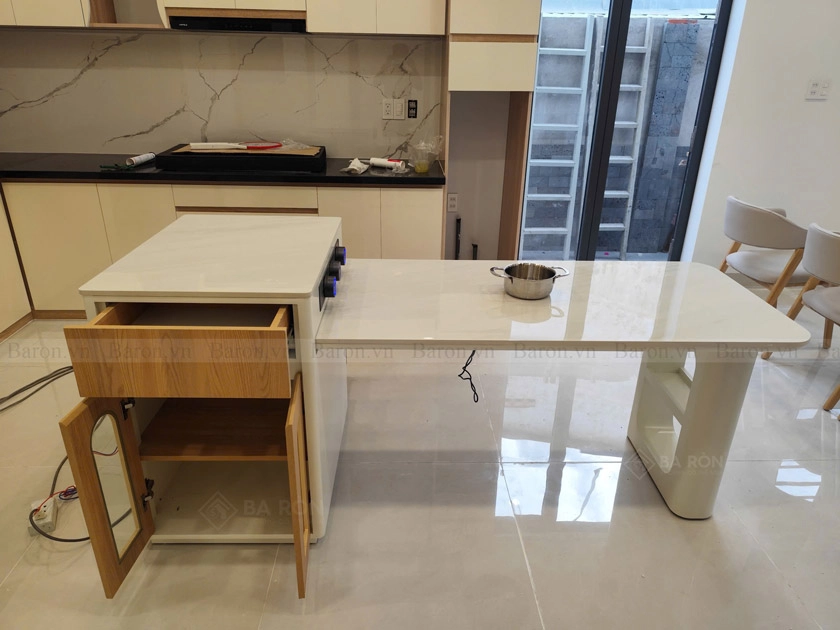 bàn đảo bếp tích hợp bếp từ sang trọng